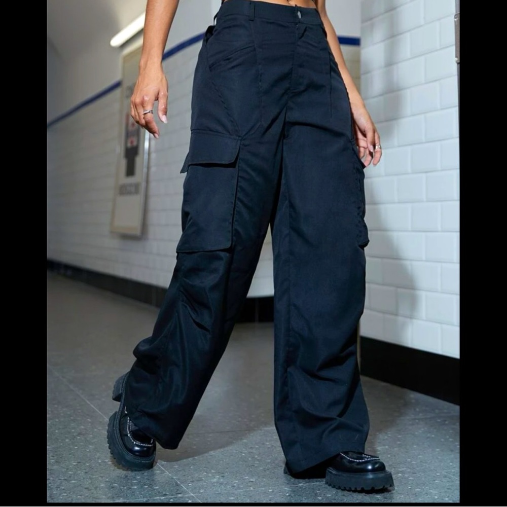 Wide legged cargo pants